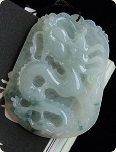 緬甸老坑天然A貨糯種飄花翡翠龍牌掛件―飛龍?jiān)谔靾D